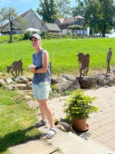 Irma Stricker ist im Vorstand der Hinwil Landfrauen aktiv und stellte ihren Betrieb vor.
Foto: D. Lattmann
