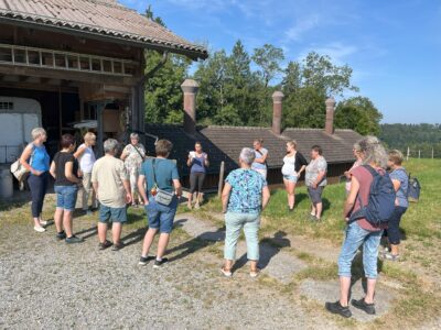 Aufmerksam folgten die Landfrauen dem Betriebsporträt von Loretta Odermatt. 
Foto: D. Lattmann