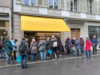 Ansturm bei der "Schoggi-Susi" (Foto: KÖW)