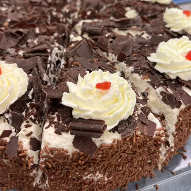 Heute haben wir 17 Schwarzwälder- und Baileystorten hergestellt. 12 sind für die Ländler Adventsgala Wolfhausen bestimmt, welche am Wochenende stattfindet. Der Rest ist für die Kaffeestube am Weihnachtsmärt im Ritterhaus am 8. Dez. Geführt von den Landfrauen.
#landfrauenbezirkhinwil #selbermachen #netzwerk #backkunst #tortenträume