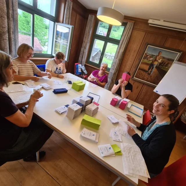 Wir sind fleissig für den Landfrauen-Zmorgä...
Mir freued eus uf eu....
#landfrauen#vorfreude#gemeinsam#geniessen#strickhof#farbenfroh