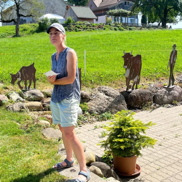 Landwirtschaftliche Betriebe aus Bäuerinnen Sicht
Wir Frauen sind auf den Landwirtschaftlichen Betrieben nicht wegzudenken. Doch wie sind wir dort hingekommen? Was war unsere Aufgabe am Anfang und wo stehen wir heute? Zwei Bäuerinnen mit ähnlichen Betrieben aber verschiedenen Lebenssituationen, haben Ihre Türen zu ihren Betrieben geöffnet und erzählen aus ihrem Alltag.
Betrieb 1: 
Irma Stricker, Dürnten
Reiner Milchwirtschaftsbetrieb mit Käsereimilch.
Betrieb 2: 
Loretta Odermatt, Hinwil
Milchwirtschaftsbetrieb mit Käsereimilch.
Herzlichen Dank an die beiden Frauen für den Einblick in die Betriebe und Ihren Alltag.
#landfrauen#gemeinsam#netzwek#geniessen